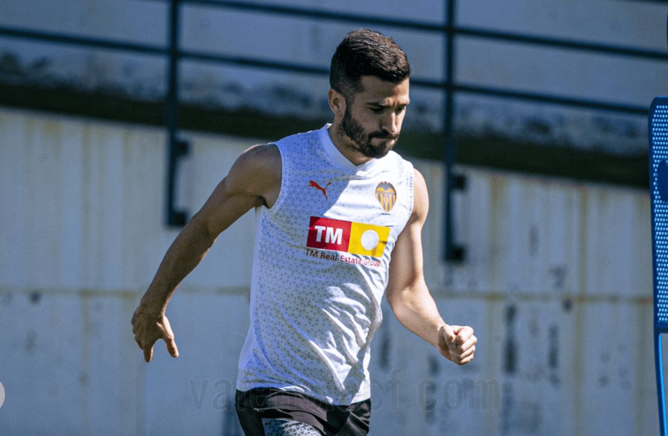  Gayà entrenando con el Valencia CF