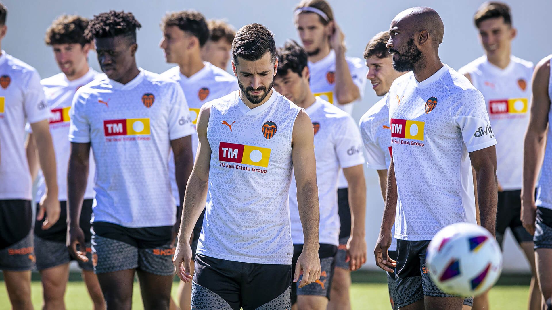 Gayà entrenando con el Valencia CF