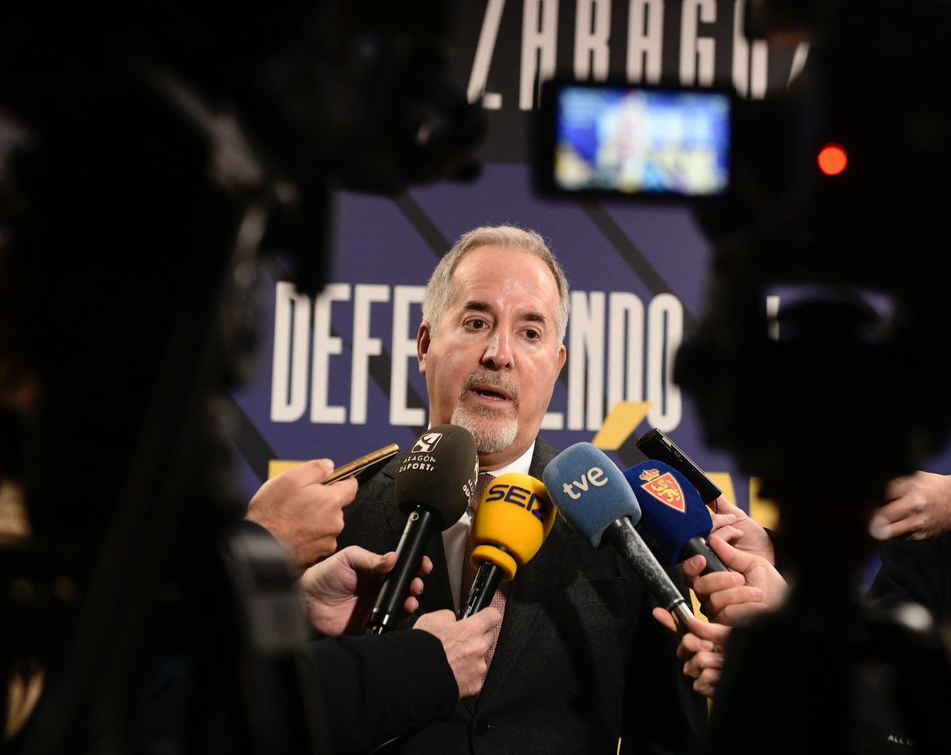 Jorge Mas atiende a los medios.