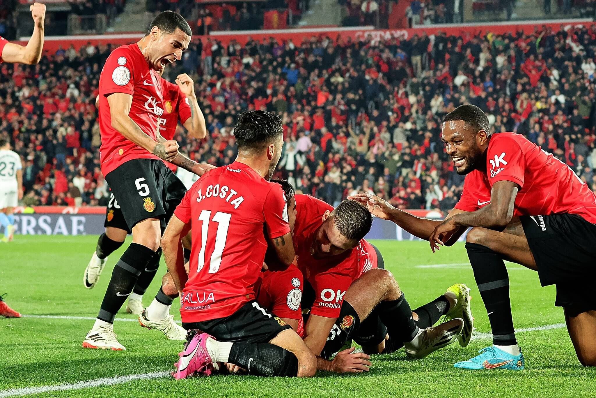  Jaume Costa y el Mallorca, celebrando un gol en Son Moix.
