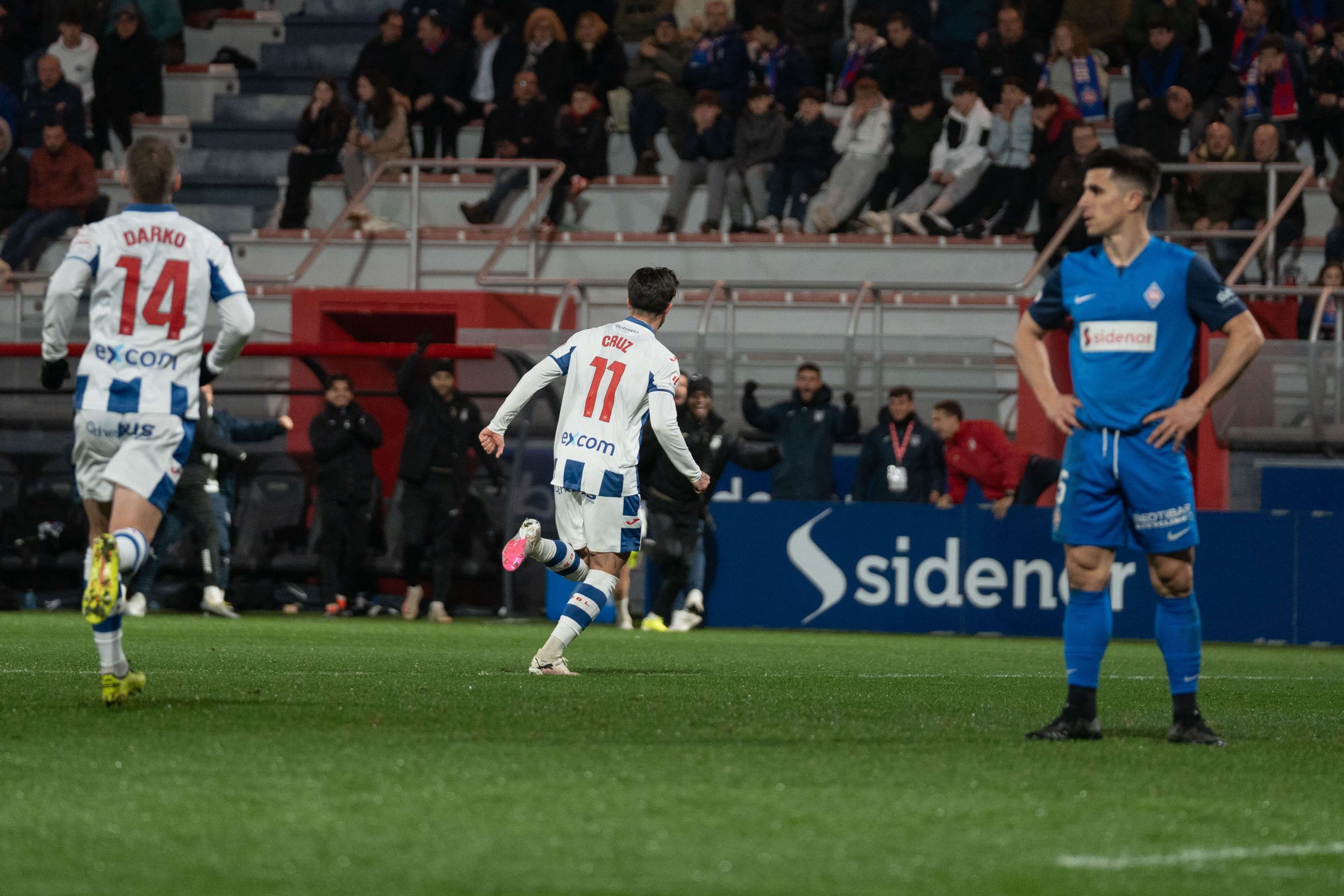  Juan Cruz celebra su gol al Amorebieta.