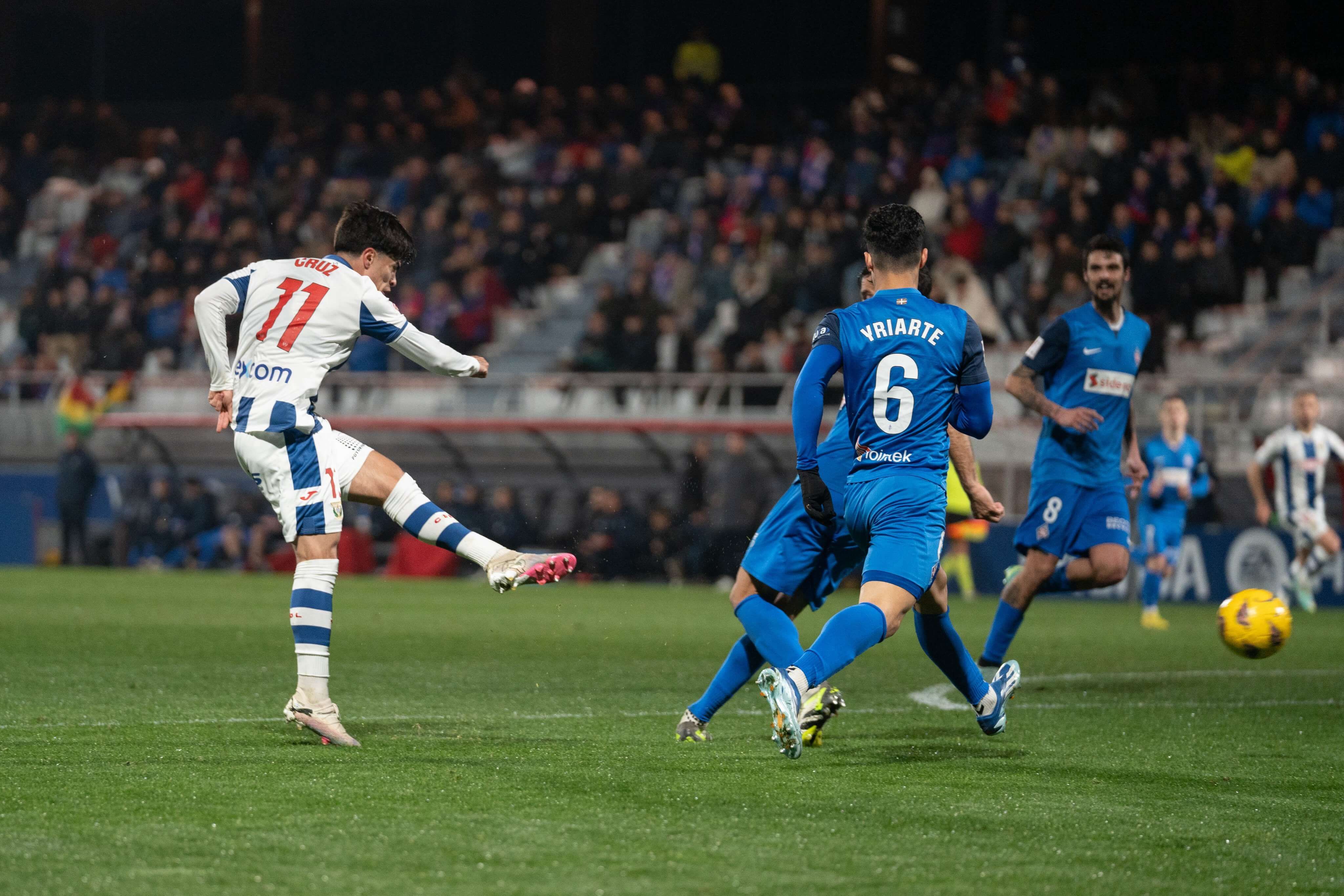  Juan Cruz marca su gol al Amorebieta.