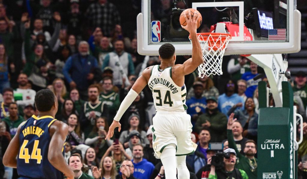 Giannis Antetokounmpo consigue el récord de los Milwaukee Bucks tras anotar 64 puntos (Fuente: Cor