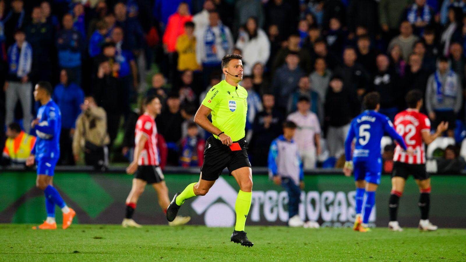 Jesús Gil Manzano lleva la roja lista en el partido ante el Getafe en el Coliseum.