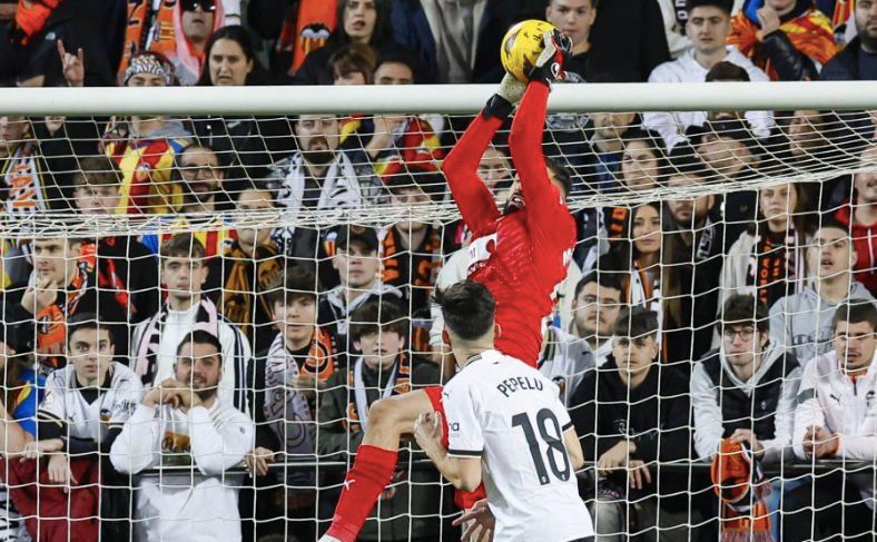  Giorgi Mamardashvili, ante el Athletic Club.