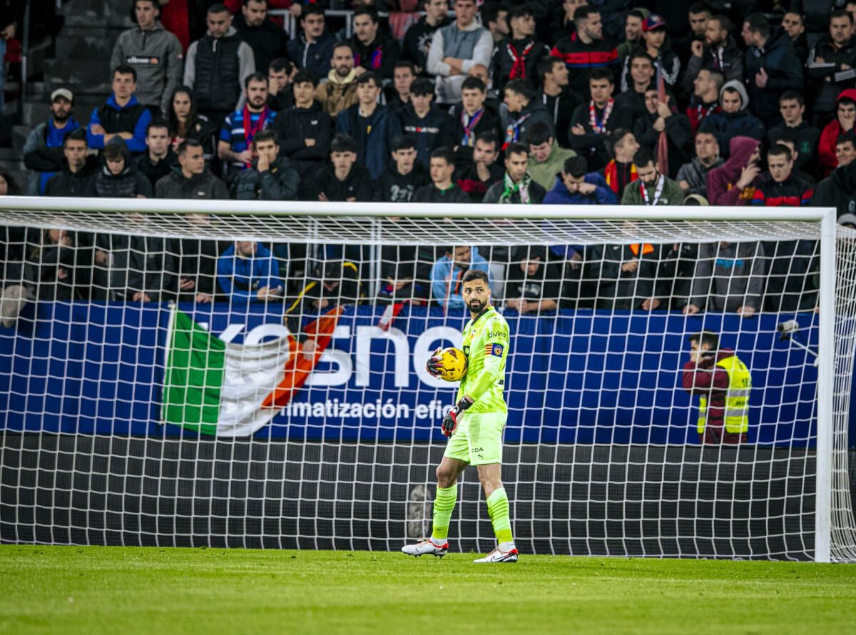 Giorgi Mamardashvili, ante el CA Osasuna..png