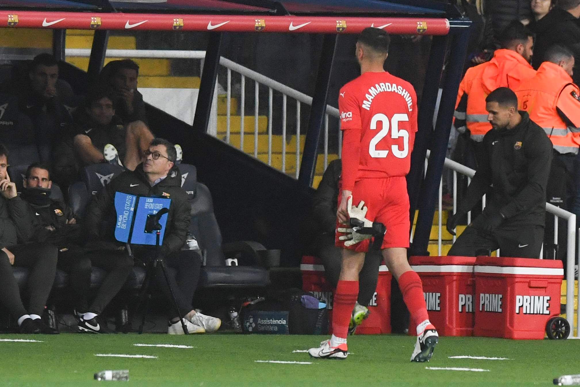  Giorgi Mamardashvili, ante el FC Barcelona.