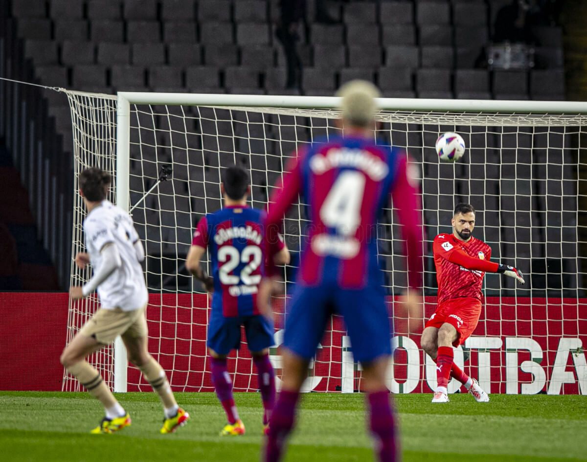  Giorgi Mamardashvili, ante el FC Barcelona.