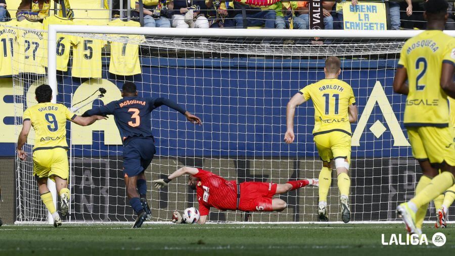  Giorgi Mamardashvili detiene el penalti.