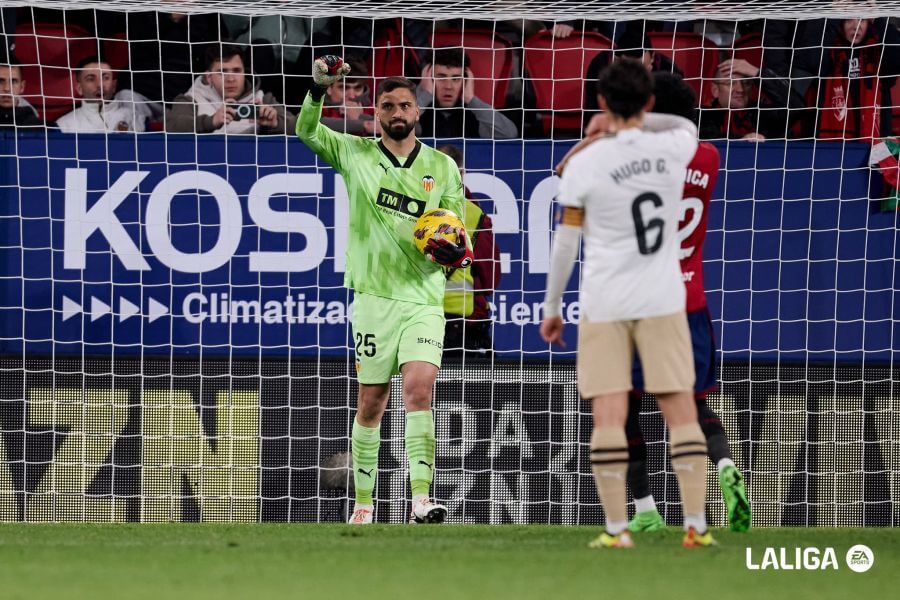 Giorgi Mamardashvili para el penalti a Ante Budimir.