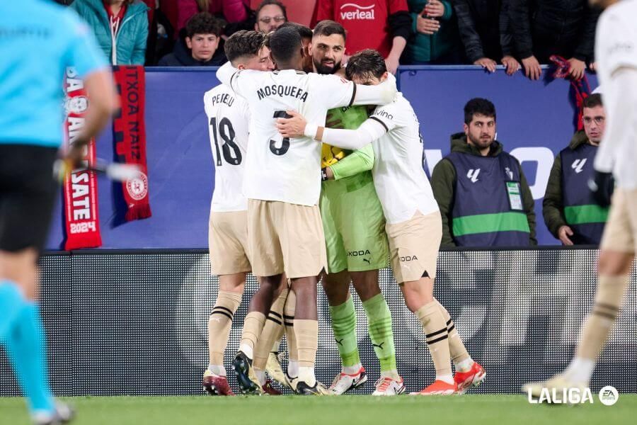  Giorgi Mamardashvili para el penalti a Ante Budimir (Foto: LALIGA9.