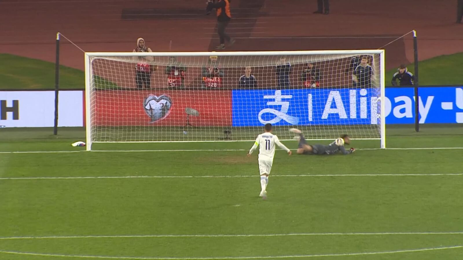 Giorgi Mamardashvili para un penalti con Georgia