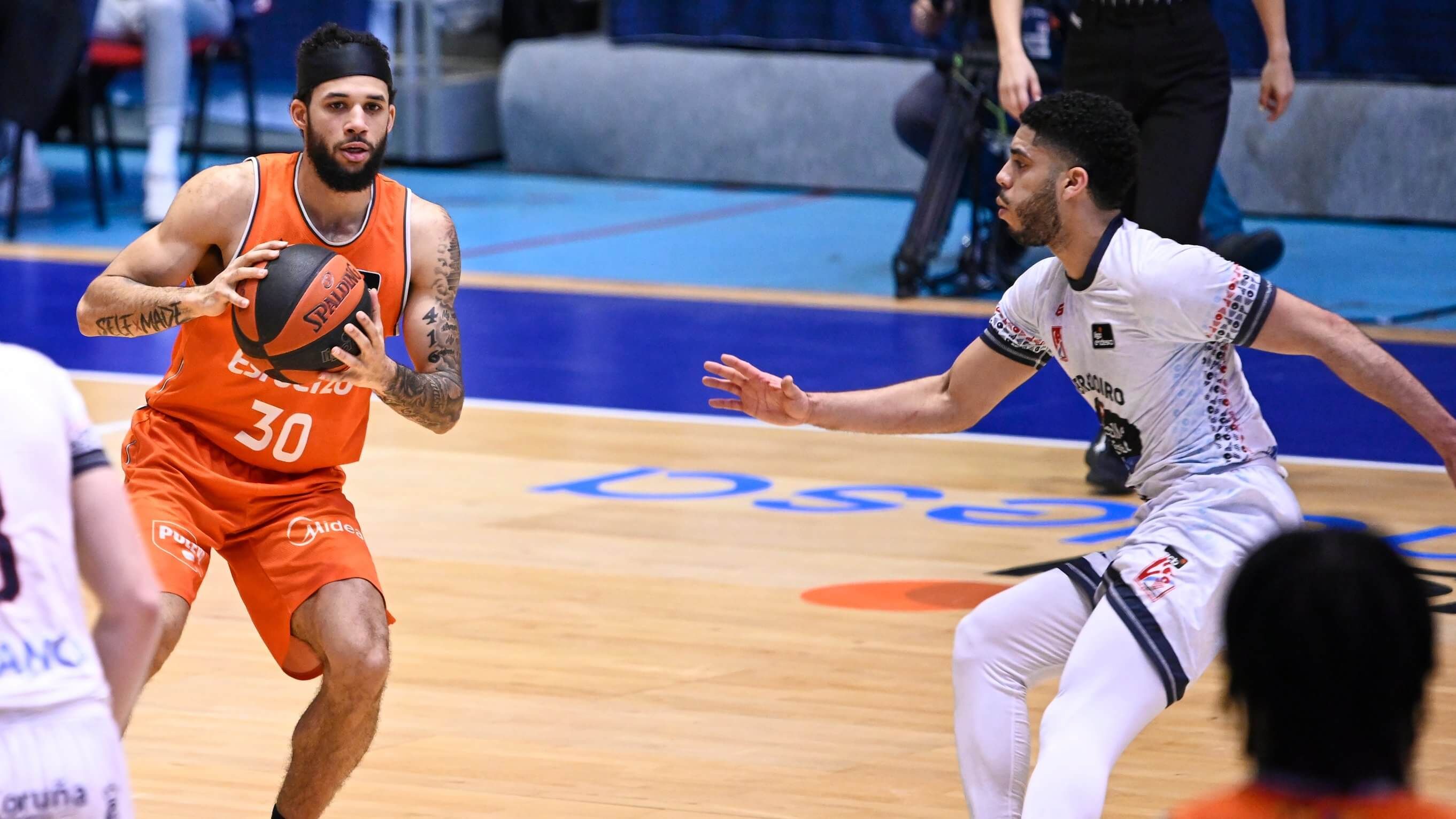  Valencia Basket consigue un sólido triunfo coral en la pista del Monbus Obradoiro (75-97)