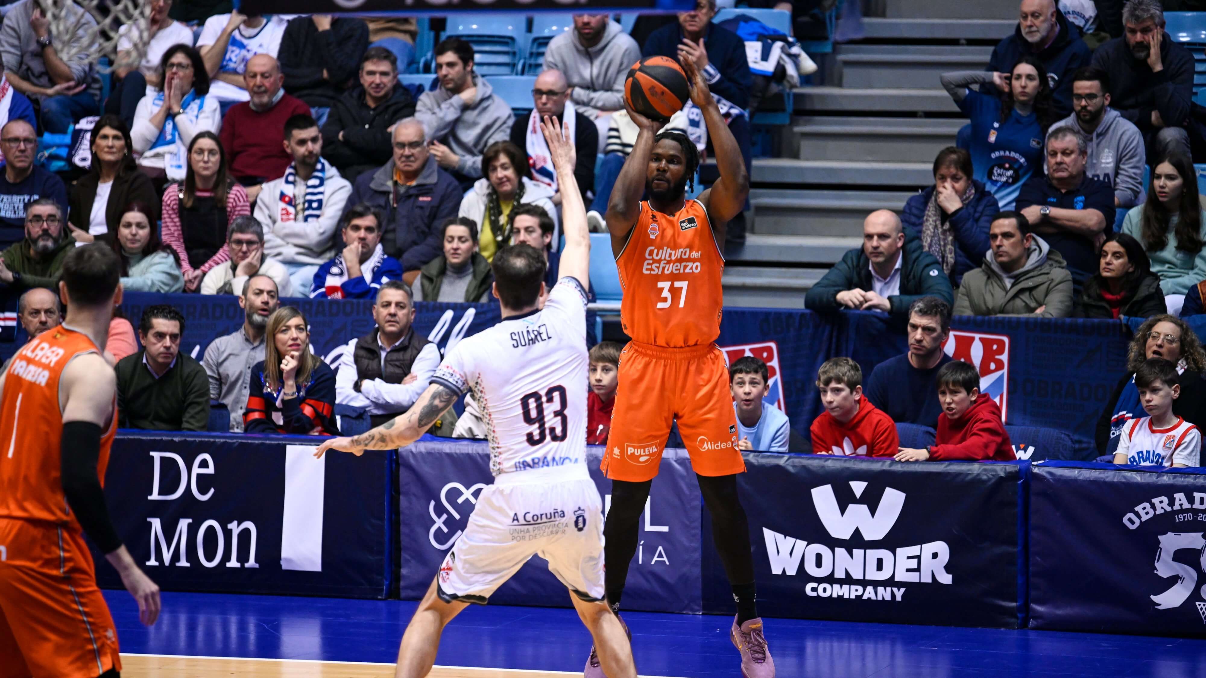  Valencia Basket consigue un sólido triunfo coral en la pista del Monbus Obradoiro (75-97)