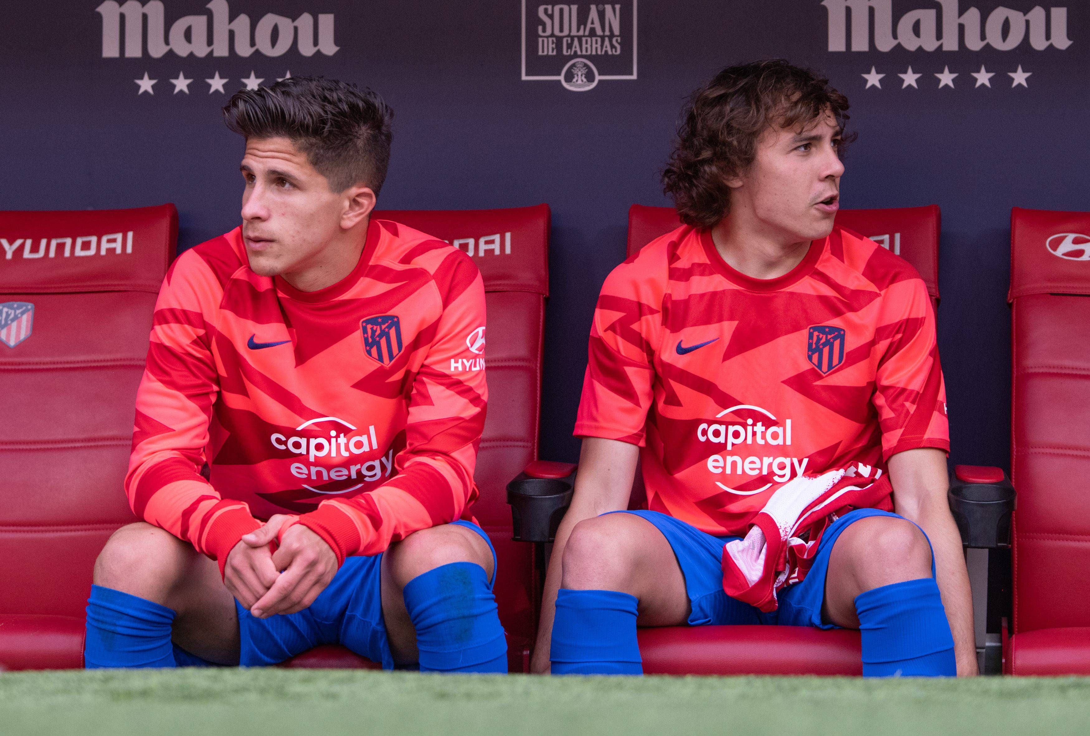  Giuliano Simeone y Javi Serrano, en el banquillo del Atlético de Madrid.