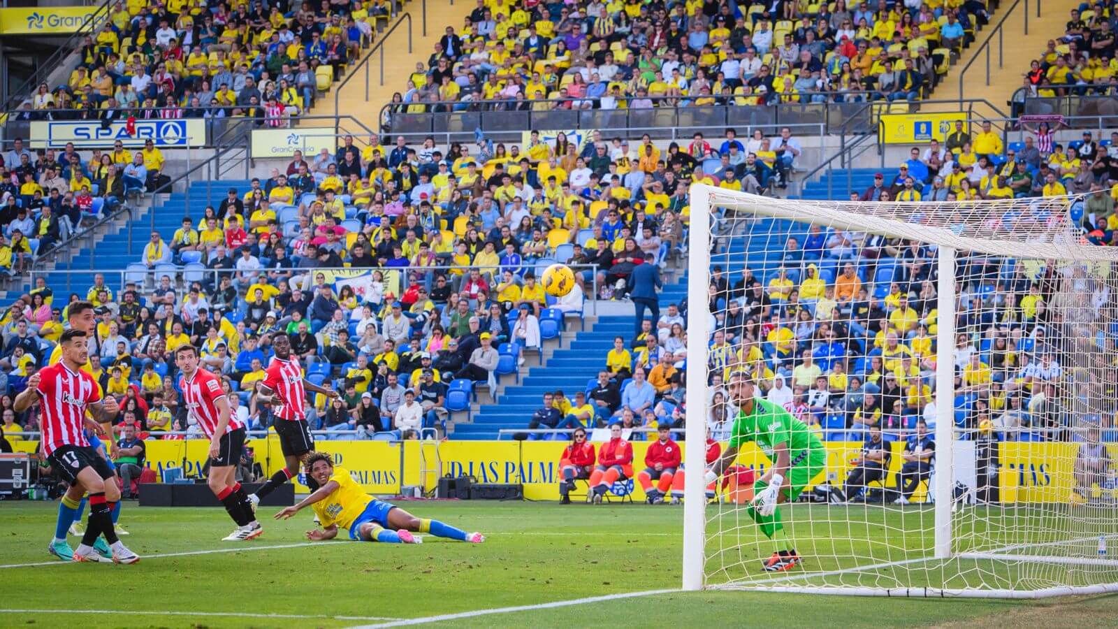 El gol en propia de Saúl Coco ante Las Palmas, con Iñaki Williams, VIvian y Yuri.
