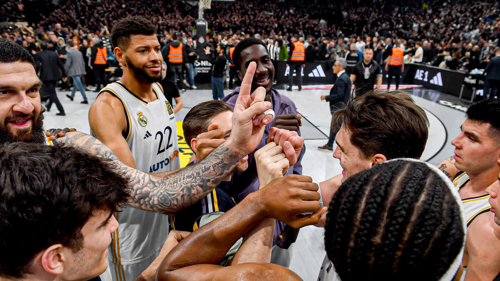 Los jugadores del Real Madrid celebrando la victoria