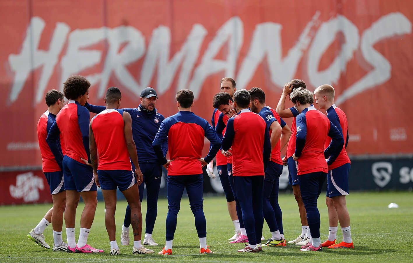  Simeone habla con su equipo en un entrenamiento del Atlético.