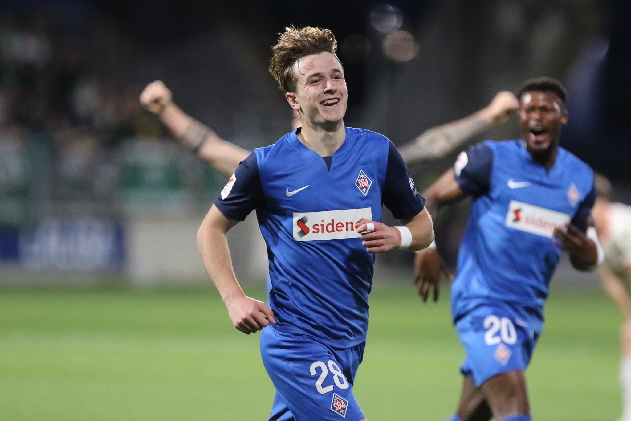 Félix Garreta celebra un gol este curso