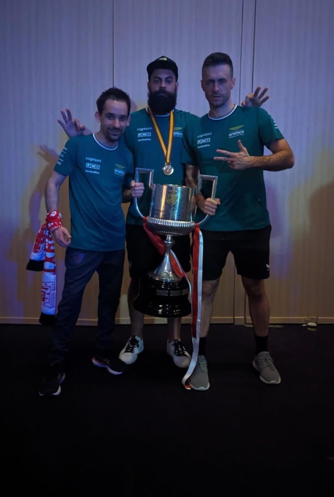  Asier Villalibre con la camiseta de Fernando Alonso en la celebración del Athletic (Foto: instagra