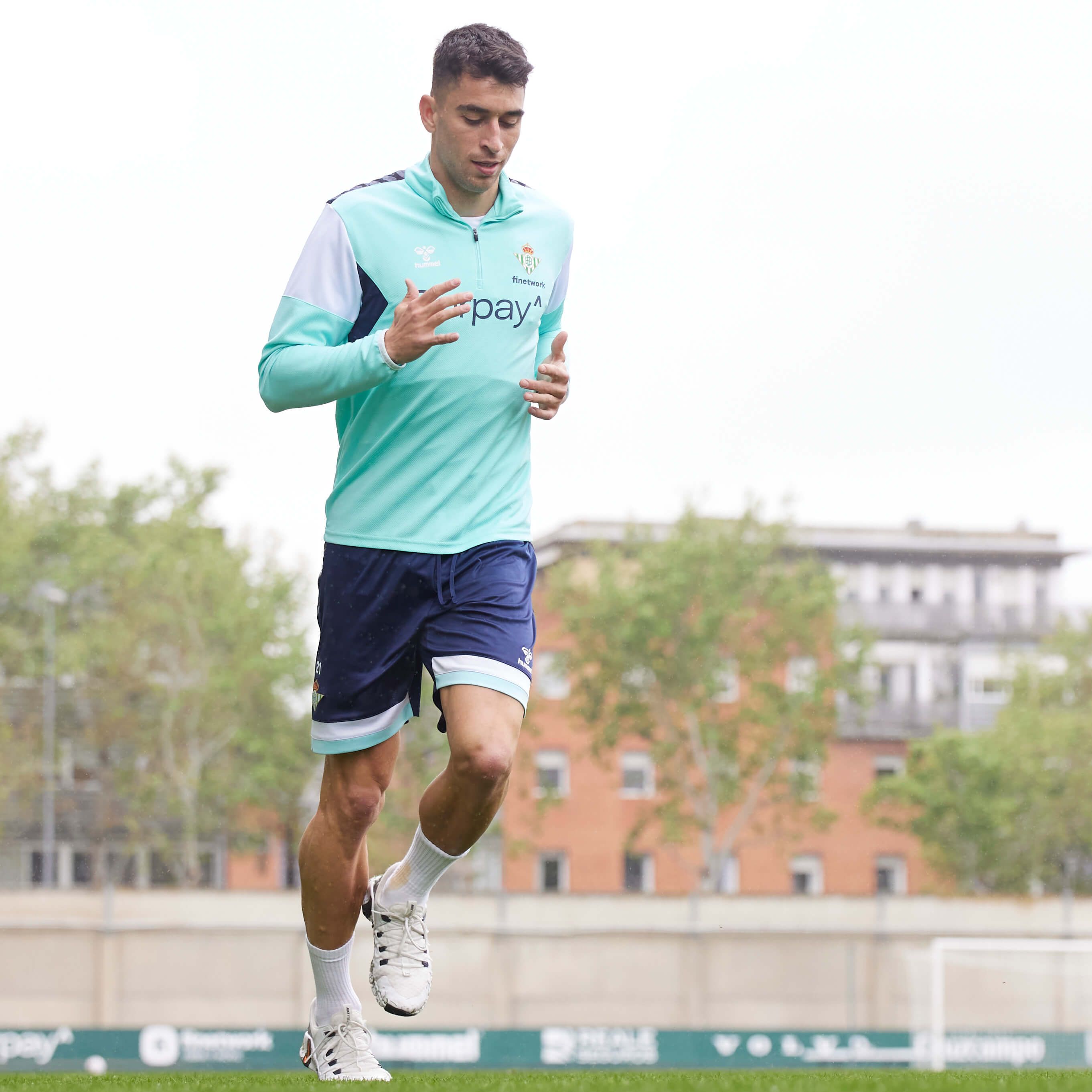  Marc Roca, realizando trabajo específico