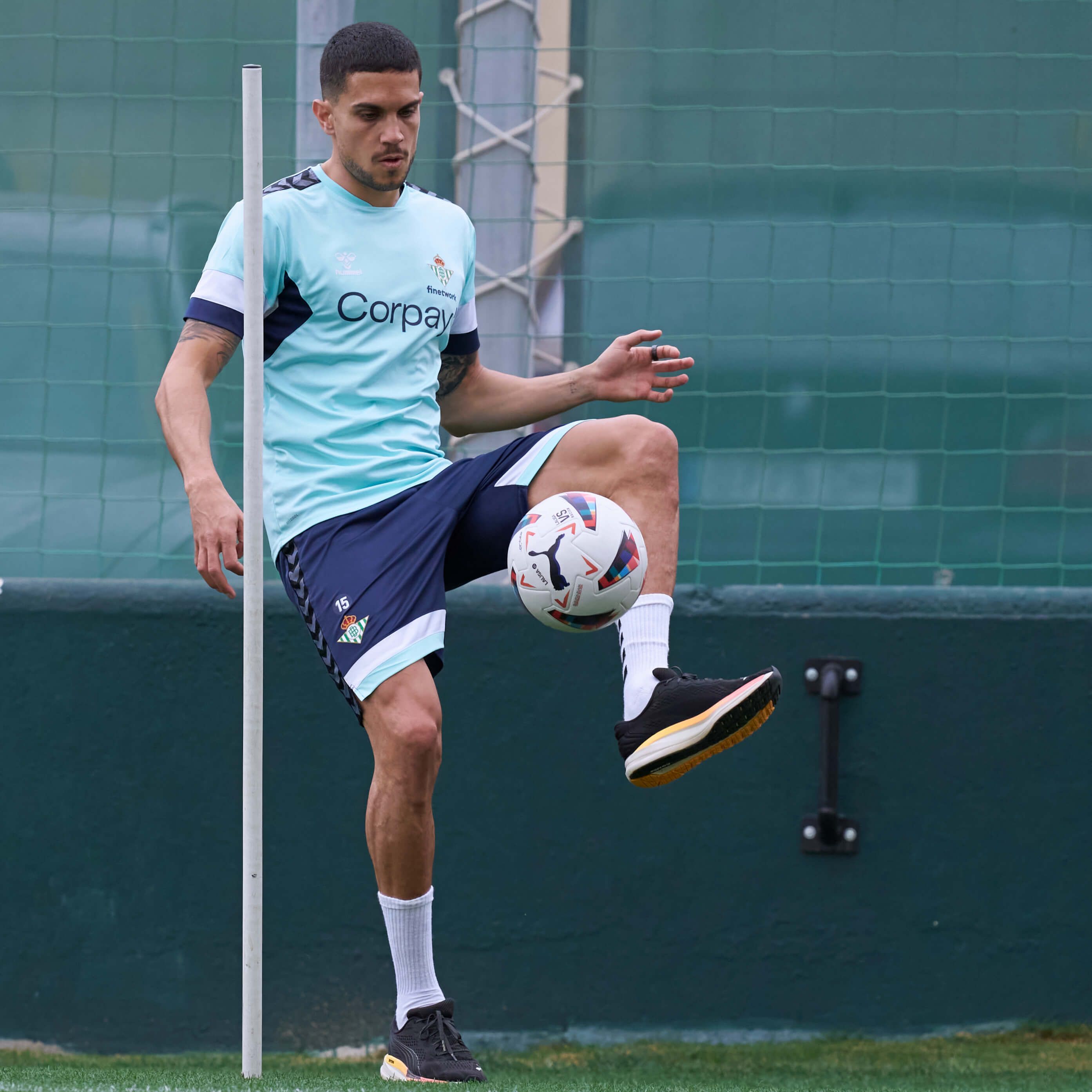  Marc Bartra, realizando trabajo específico