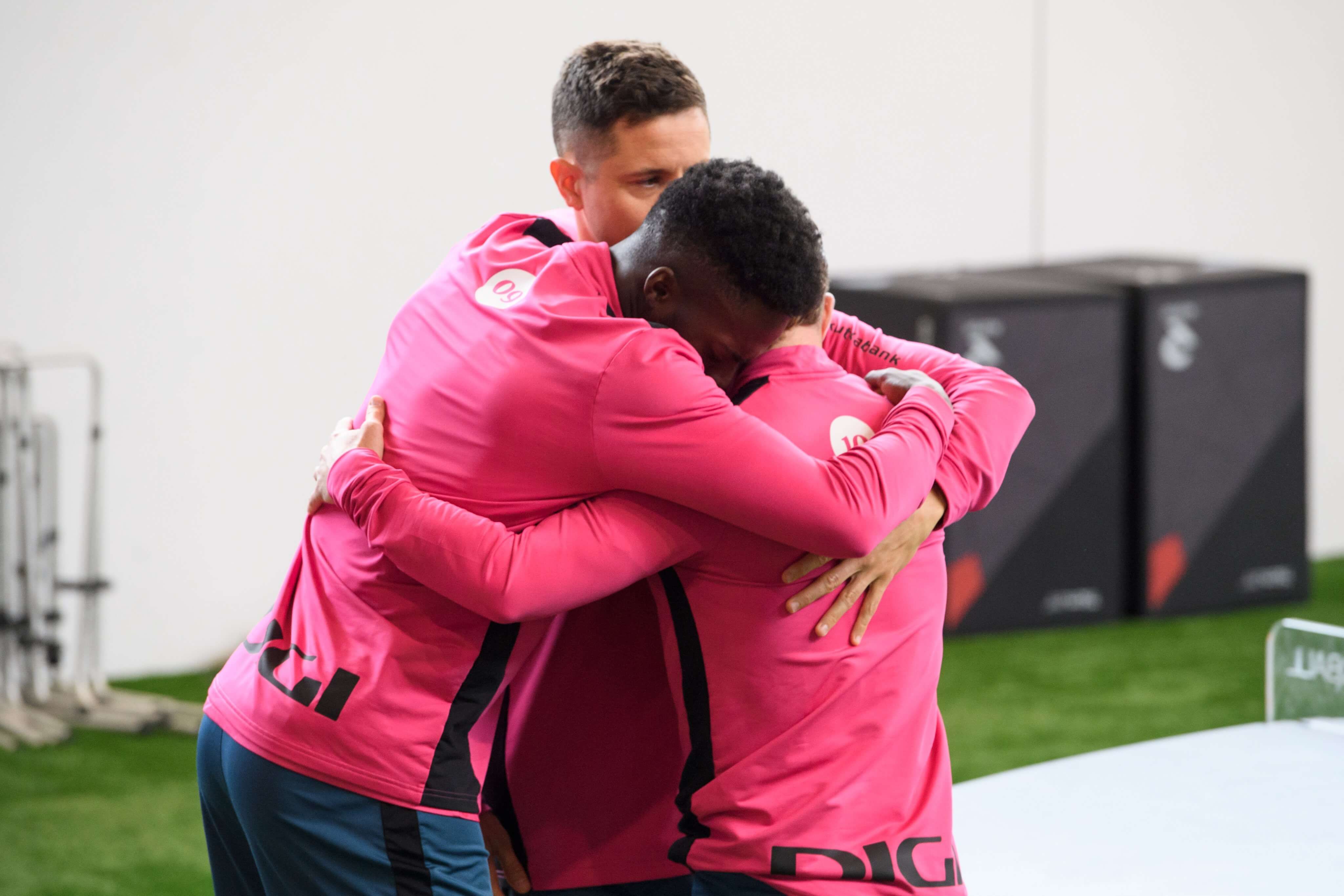 El abrazo de Ander Herrera e Iñaki Williams a Iker Muniain.