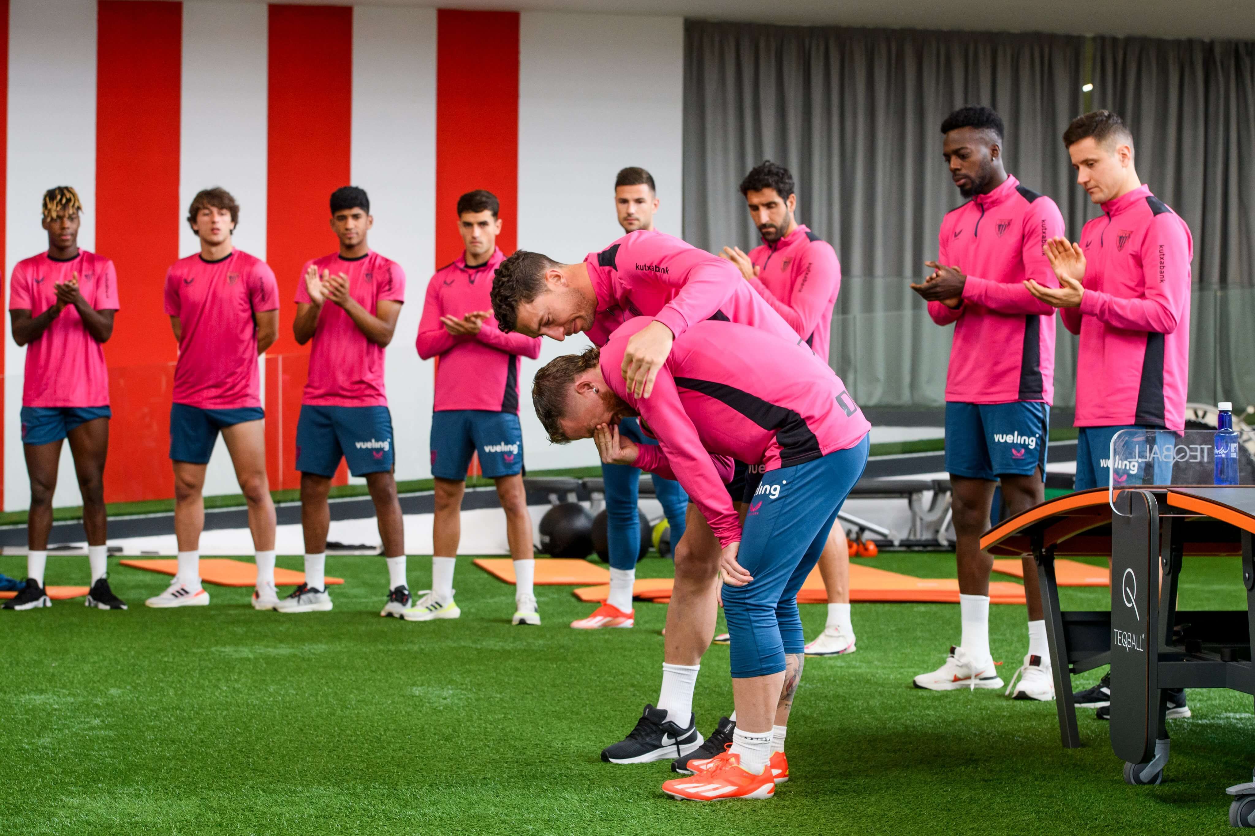  Oscar De Marcos consuela a su amigo Iker Muniain.