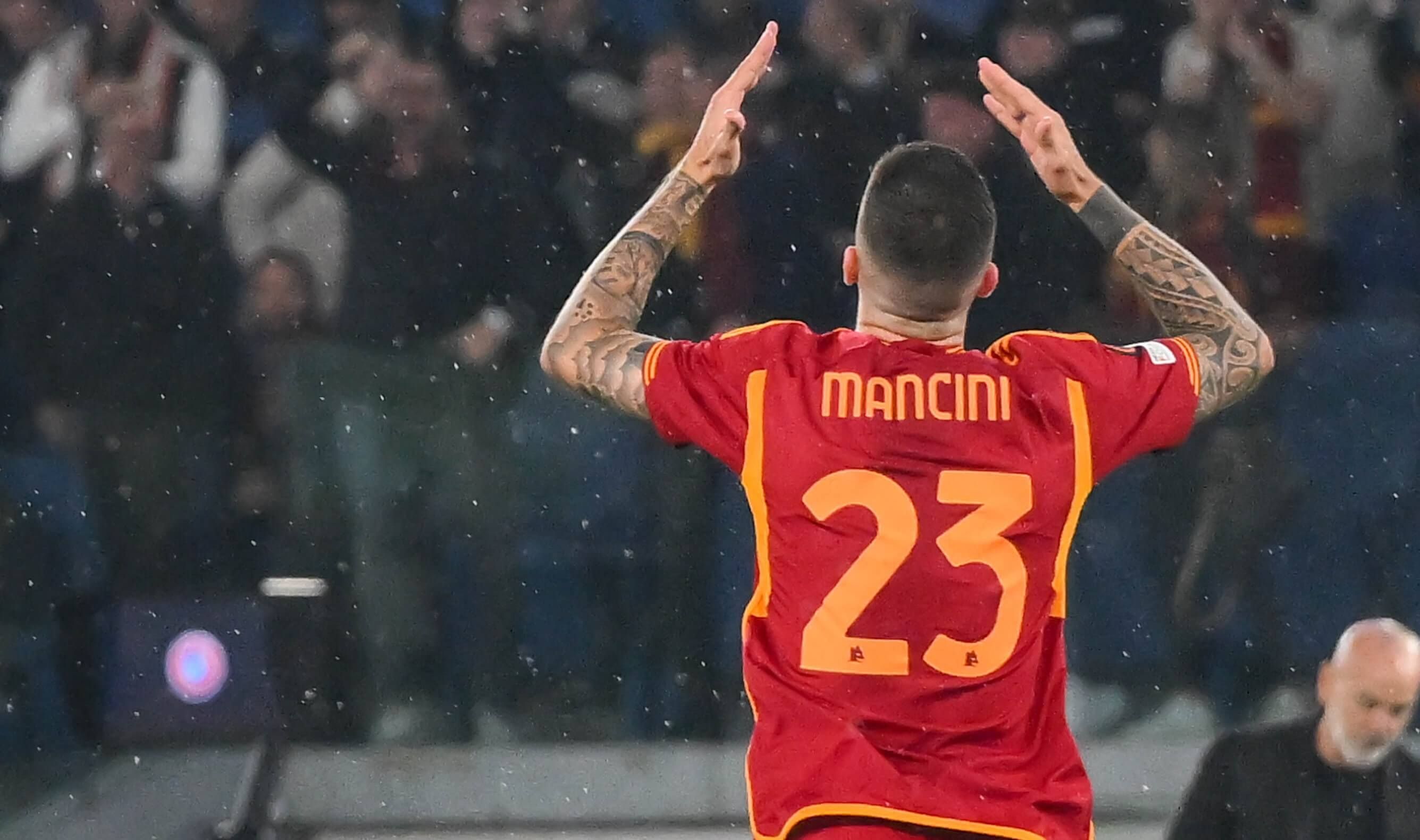  Mancini celebra su tanto en el partido (Foto:@OfficialASRoma)