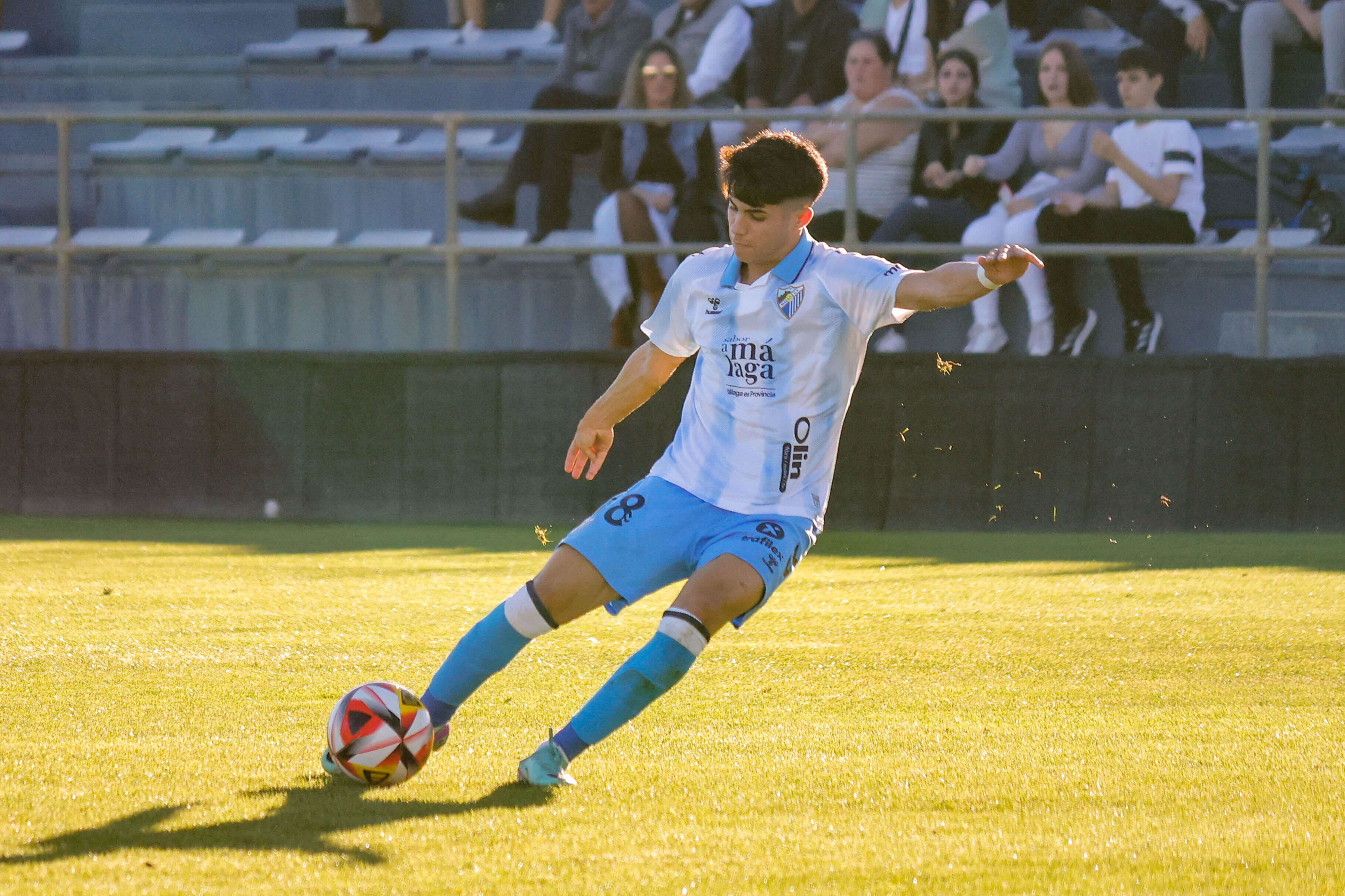  Antonio Cordero chuta a puerta con el Atlético Malagueño. (MCF)