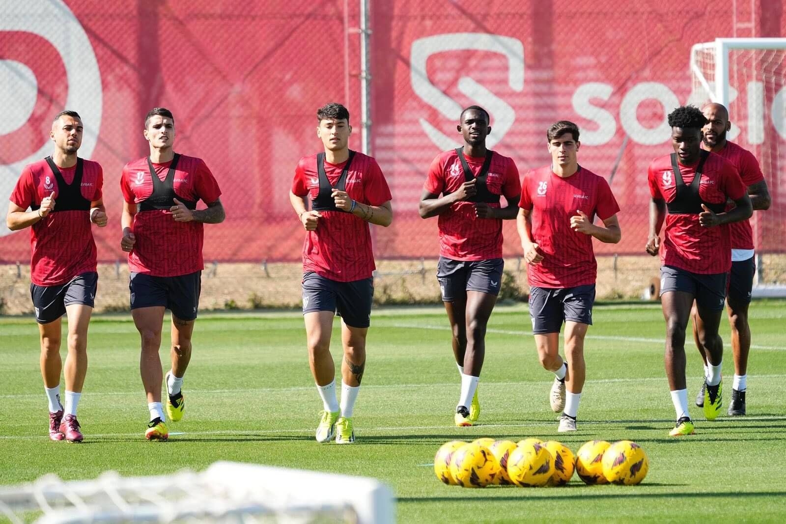 Jordán, Lamela, Véliz, Nianzou, Juanlu, Agoumé y Marcao, ejercitándose este lunes.