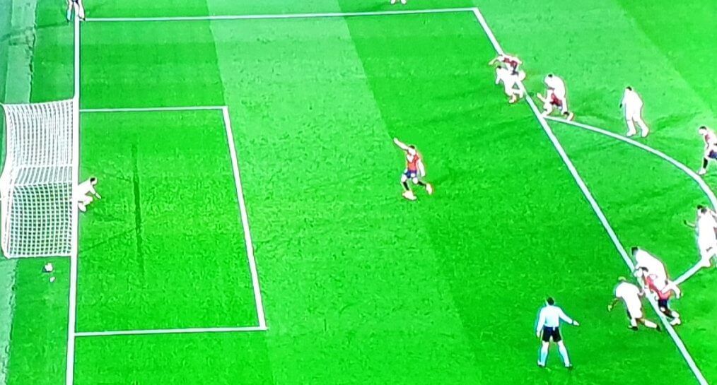  Varios jugadores de Valencia y Osasuna pisaron el área antes del lanzamiento