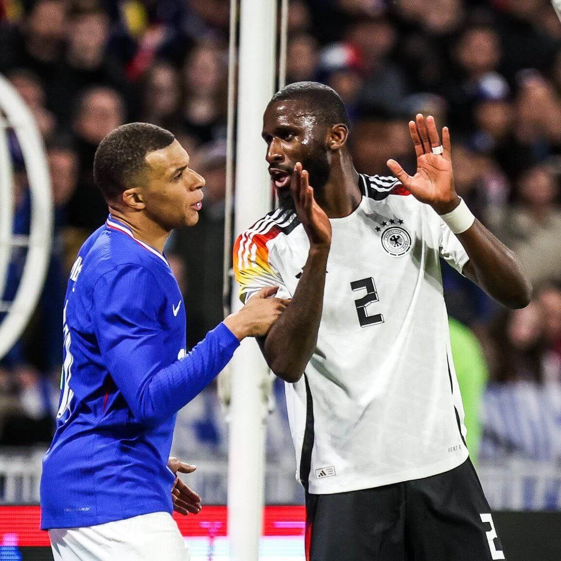  Antonio Rüdiger y Kylian Mbappé en el último Alemania - Francia