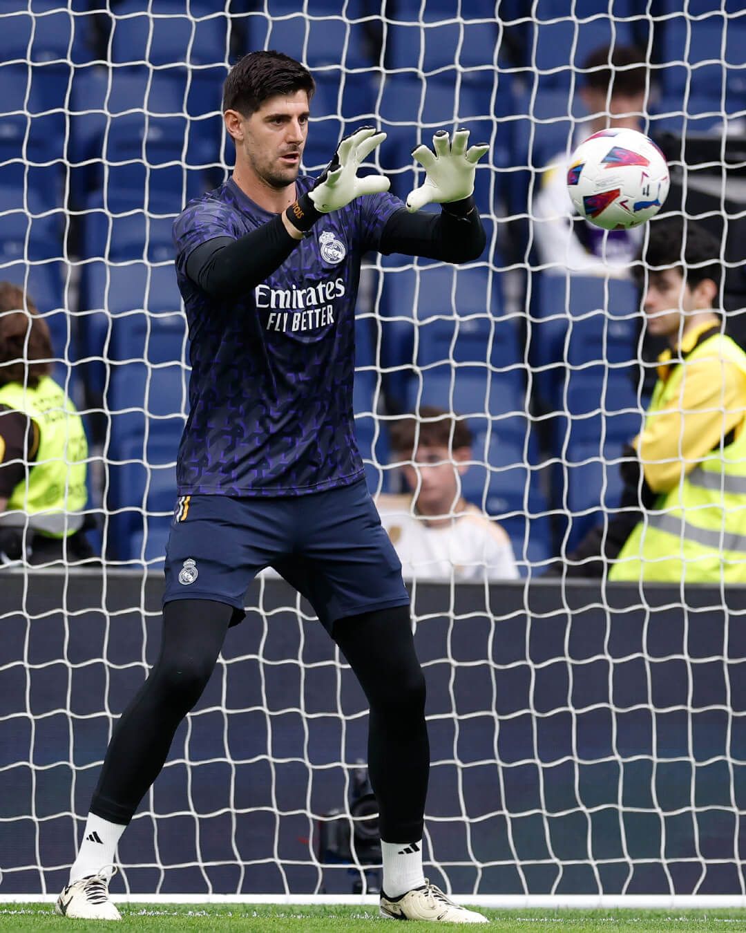  Thibaut Courtois calentando antes de jugar contra el Cádiz (@realmadrid)