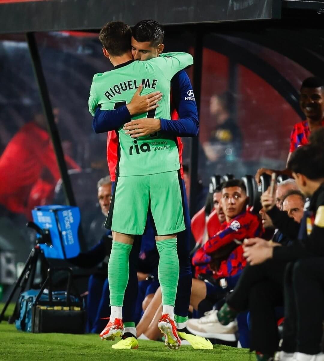  Riquelme y Álvaro Morata se funden en un abrazo (Cordon Press)