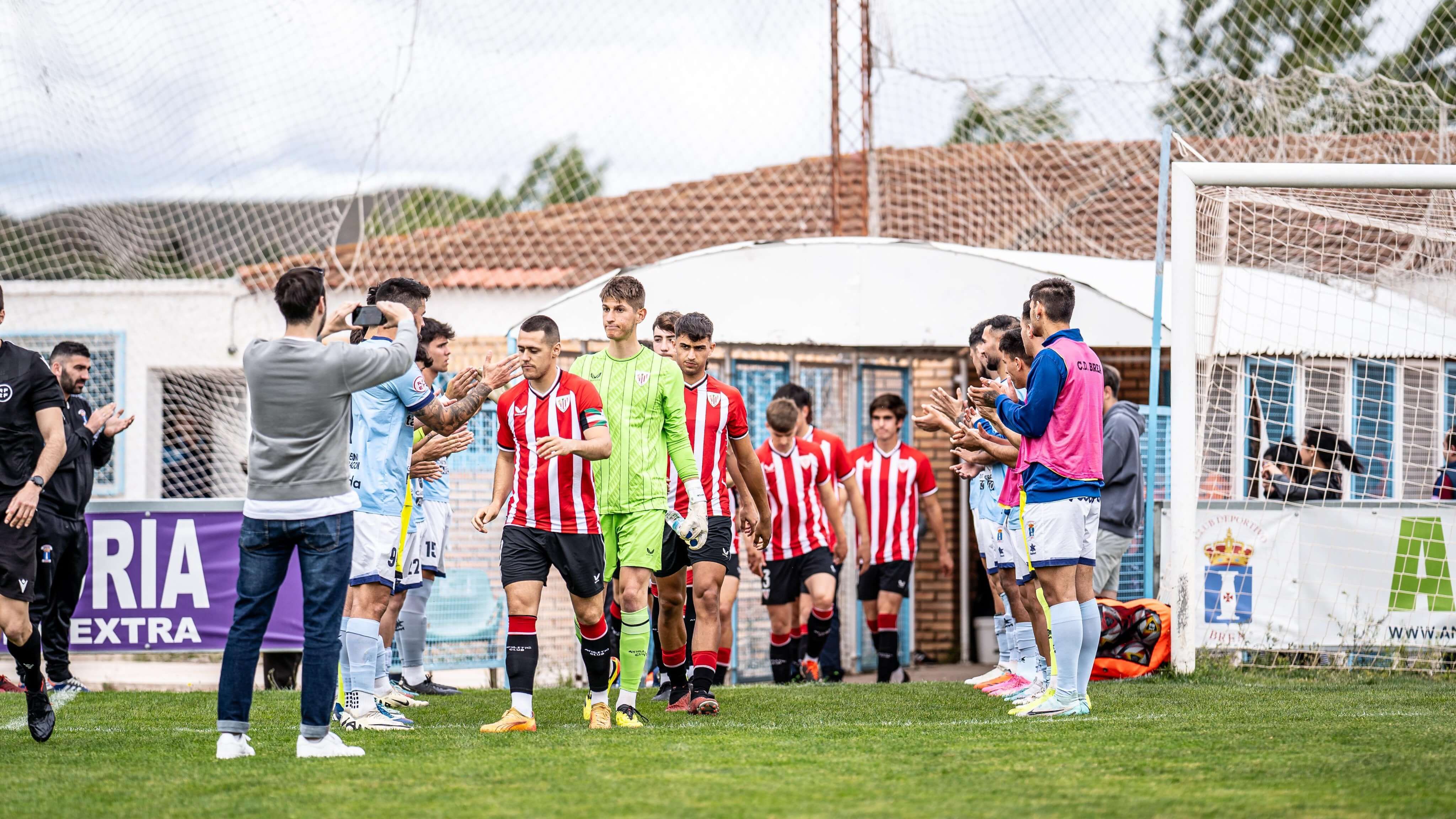 Pasillo del CD Brea al Bilbao Athletic antes del inicio del partido.