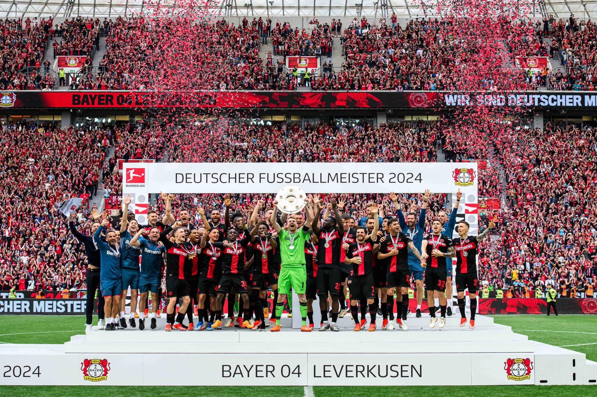  El Leverkusen celebró el título ante su afición (Twitter)