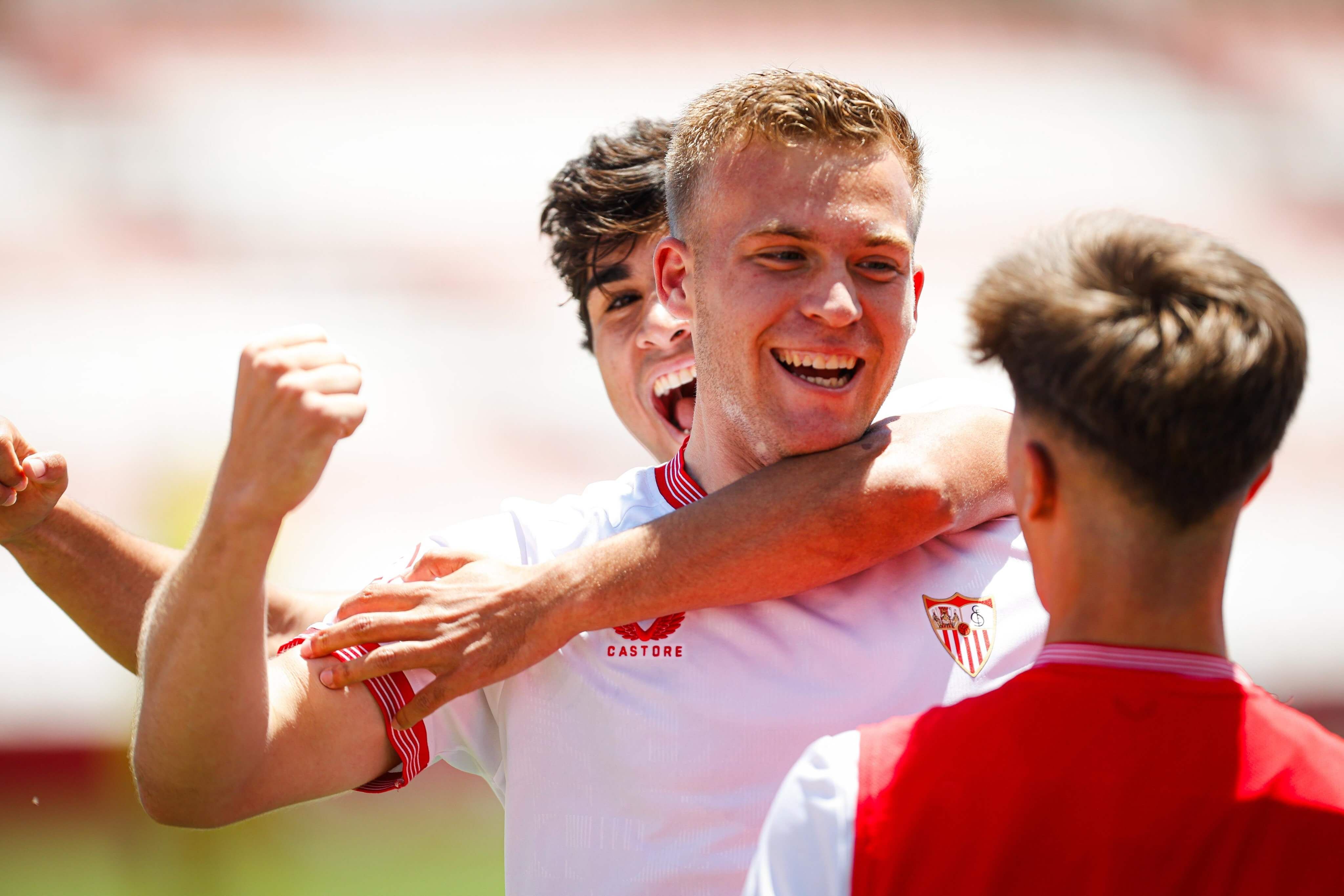  El Sevilla juvenil celebra el gol de Iker Villar. (foto: @CanteraSFC)