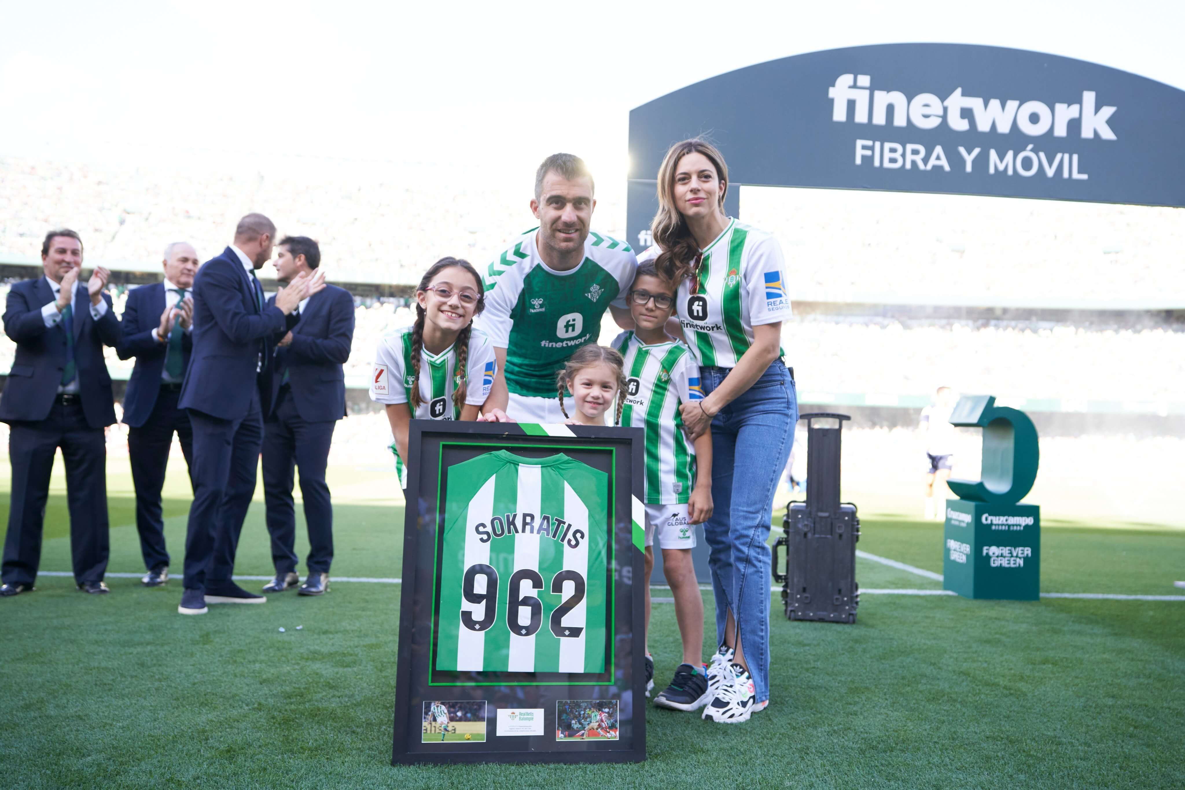 Sokratis, homenajeado por el Real Betis.