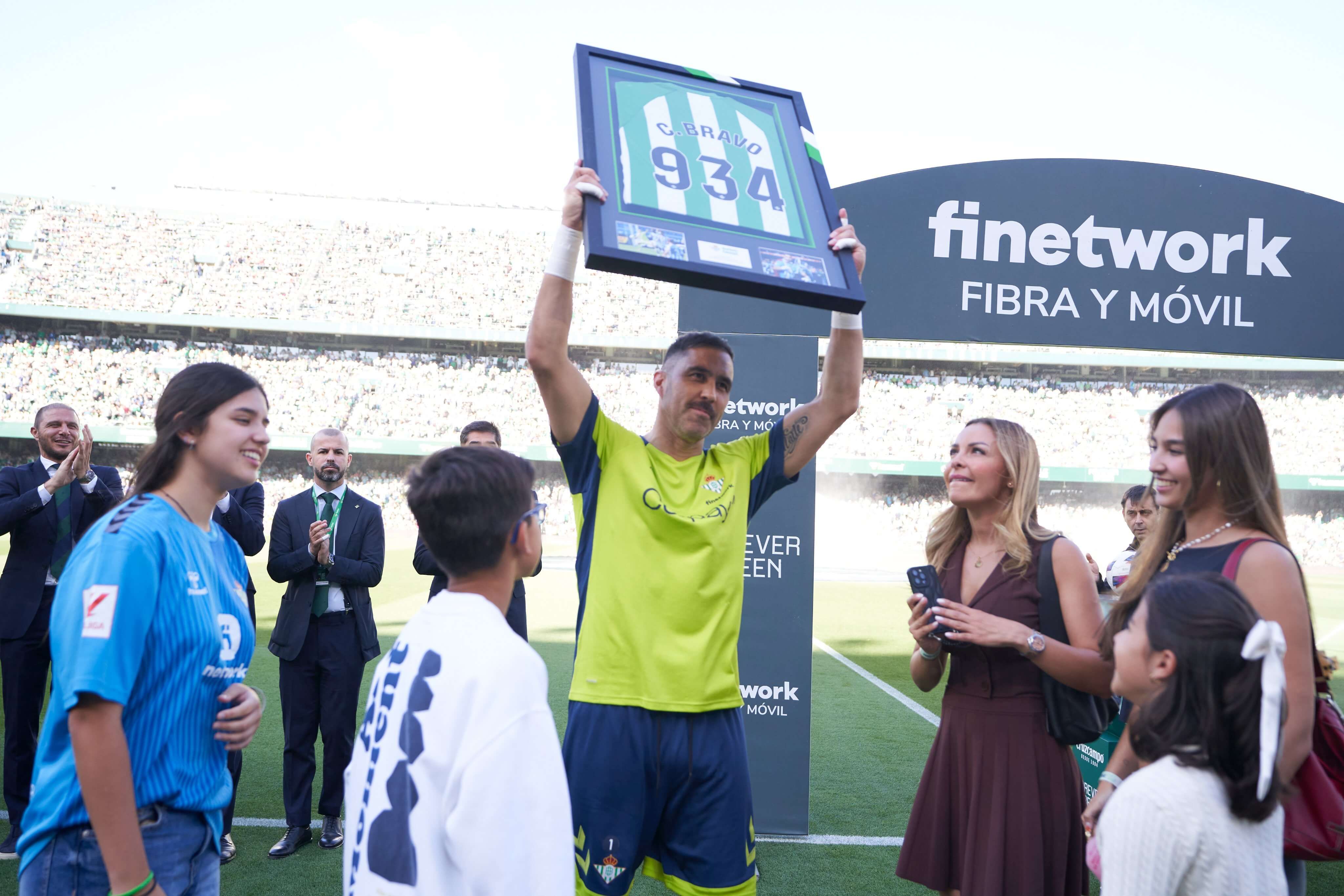  Claudio Bravo, homenajeado por el Real Betis.