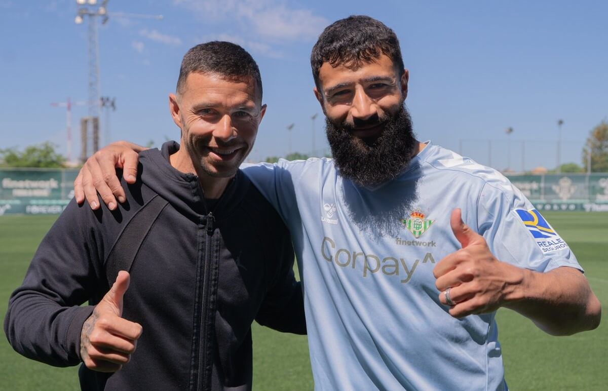 Rubén Castro y Nabil Fekir posando juntos.