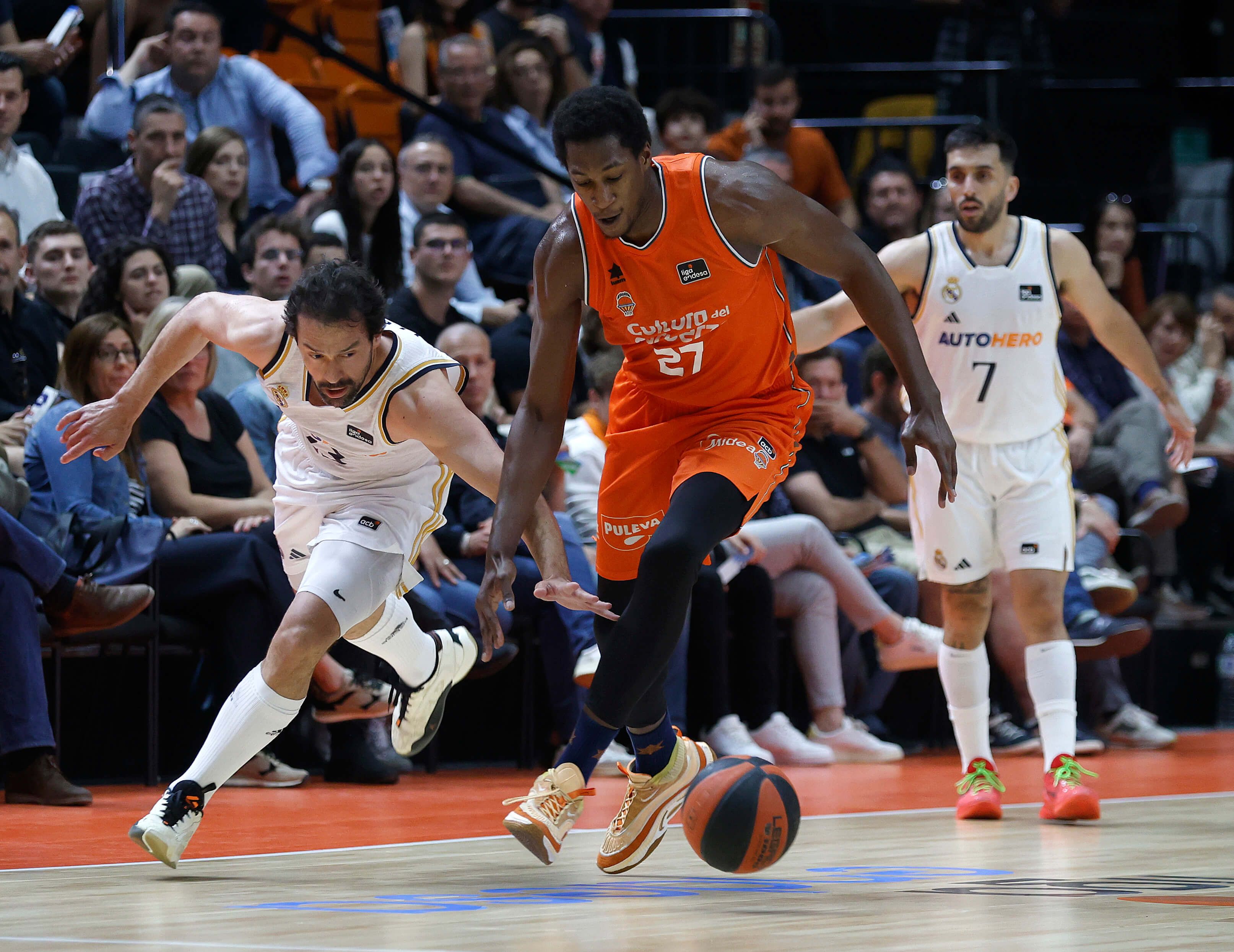El Valencia Basket se aferra a la cuarta plaza y descabalga al Madrid del liderato