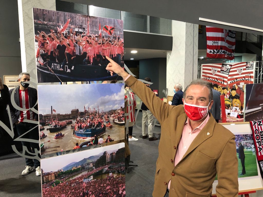  Andoni Goikoetxea, en época de pandemia, señala su imagen en la gabarra Athletic.