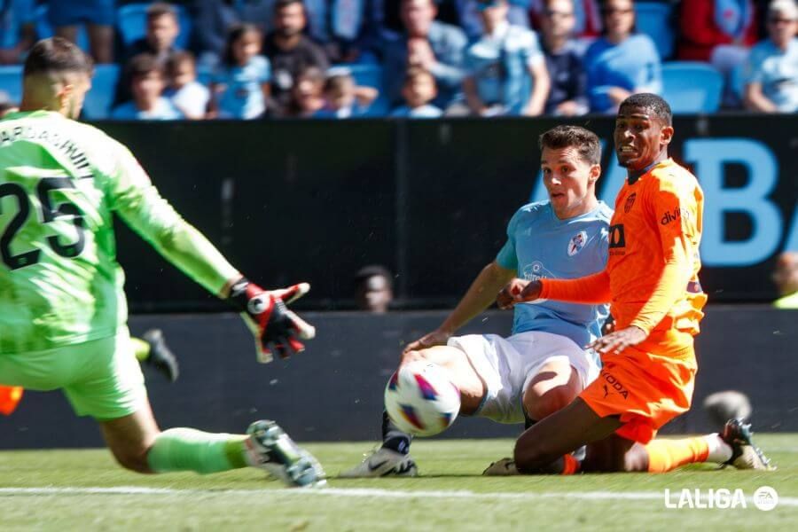 Gol de Douvikas al Valencia CF.