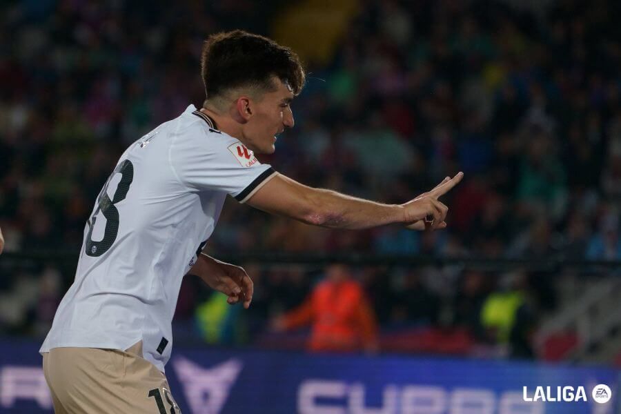  Pepelu le dedica el gol a Carlos: primero hizo el 2 con la mano y luego la llamada