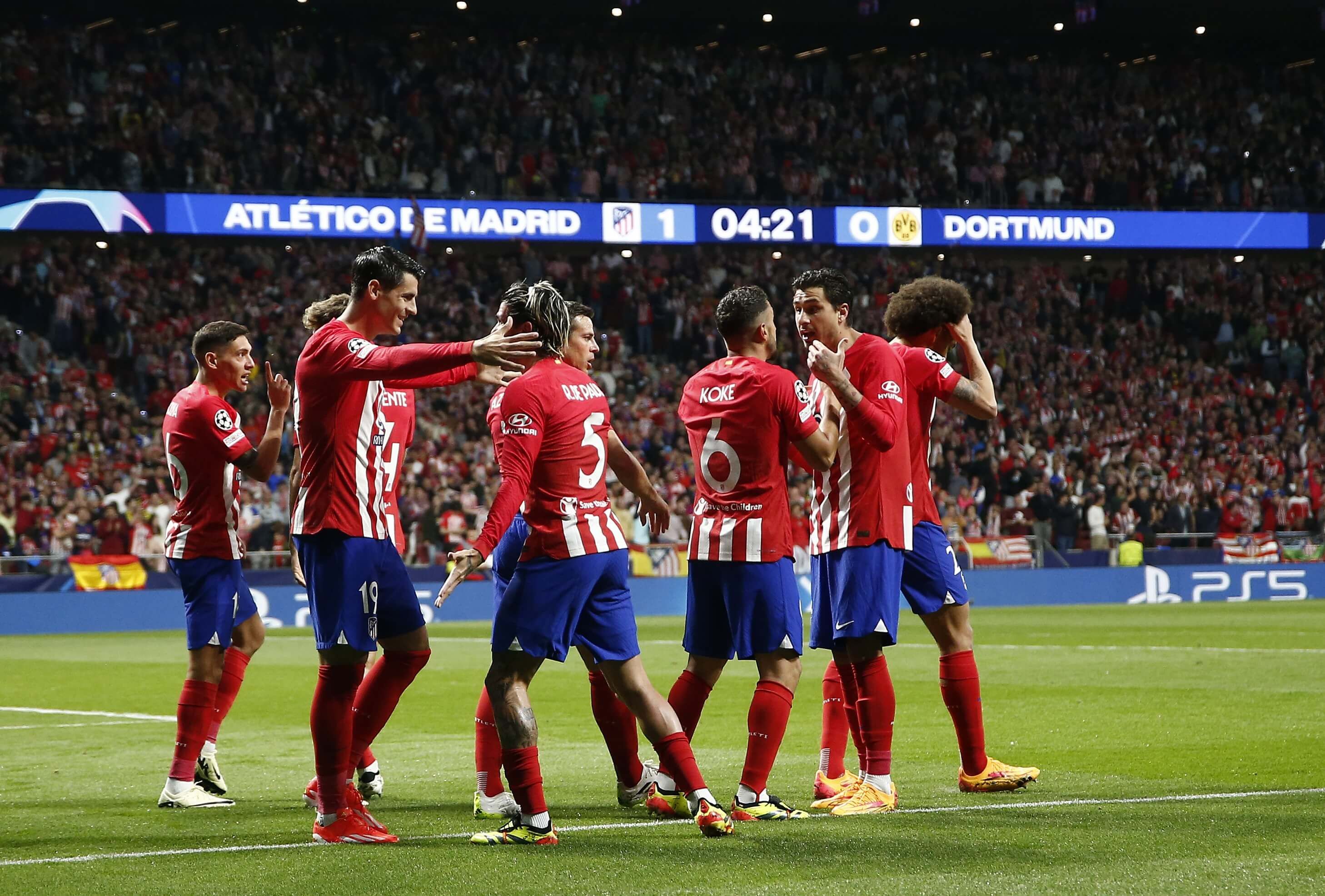Los jugadores del Atlético celebran el gol de Rodrigo de Paul al Dortmund.