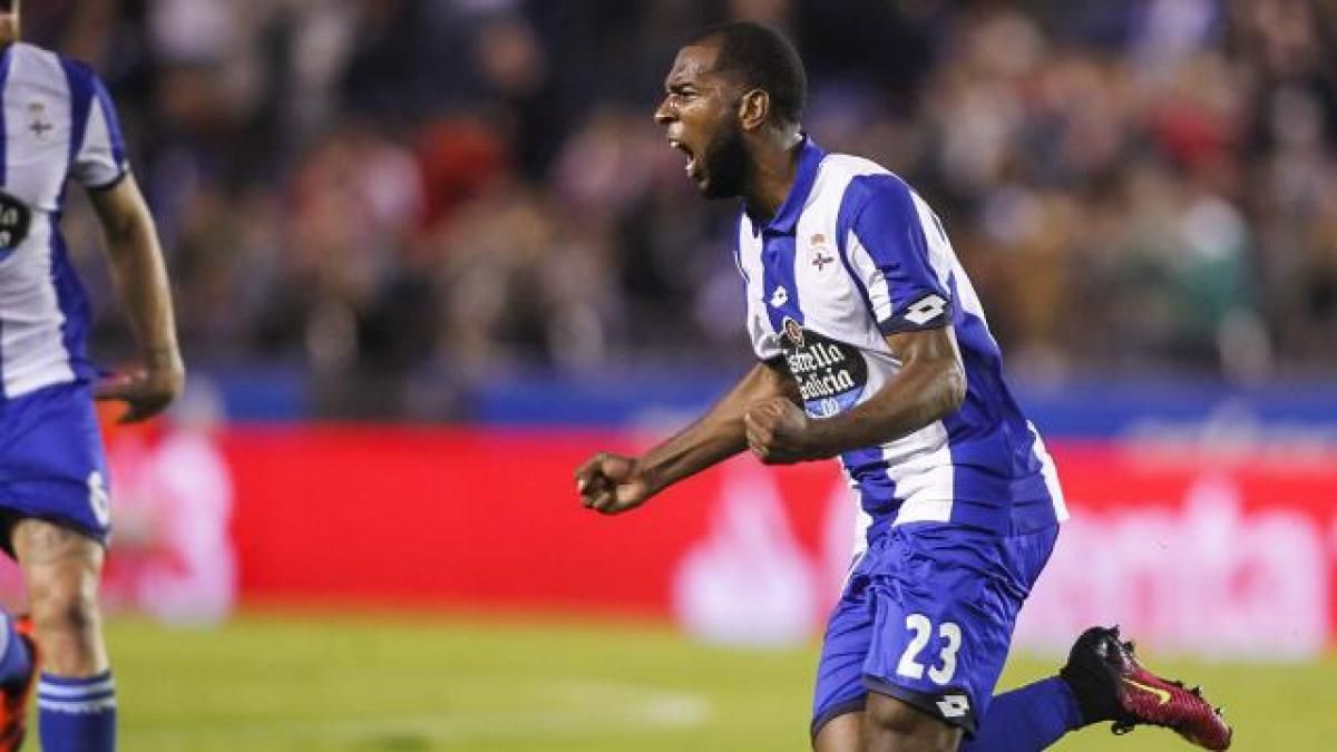  Ryan Babel celebra su primer gol con el Deportivo