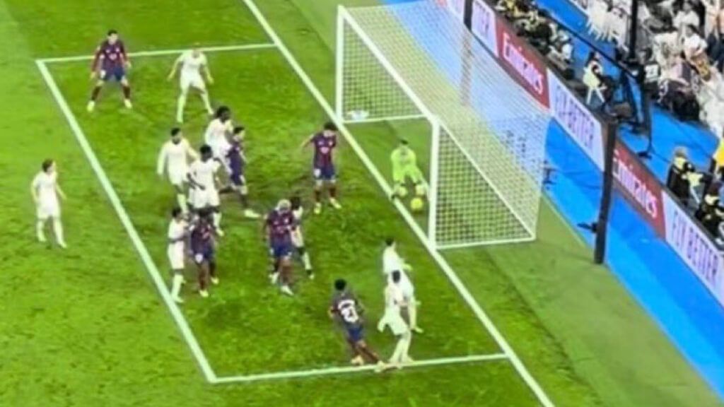 Captura del momento del gol fantasma de Lamine Yamal (X: gabrielrufian)