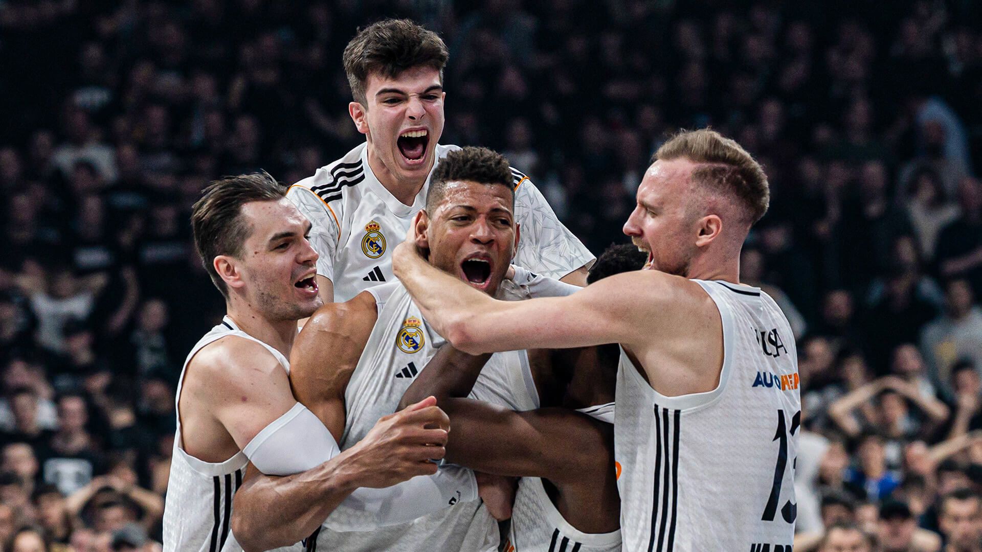  Los jugadores del Real Madrid celebran la victoria ante Partizan