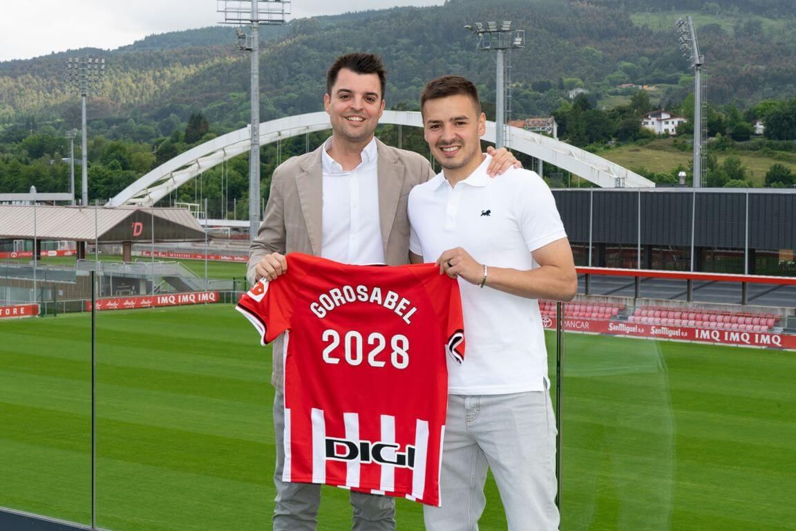 Mikel González, Director General de Fútbol, presenta al fichado carrilero Andoni Gorosabel en Lezama frente al arco del viejo San Mamés.